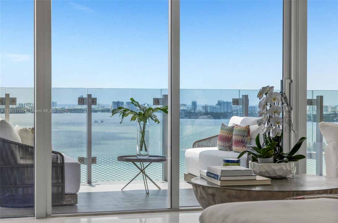 En Venta: $2,750,000 (3 camas, 3 baños, 2141 Pies cuadrados)