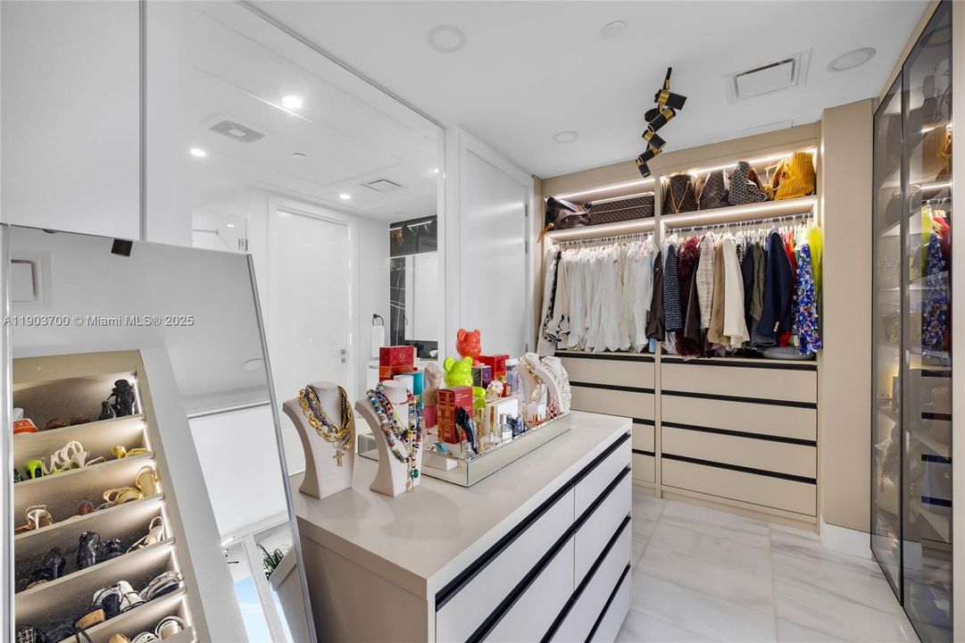 En Venta: $2,750,000 (3 camas, 3 baños, 2141 Pies cuadrados)