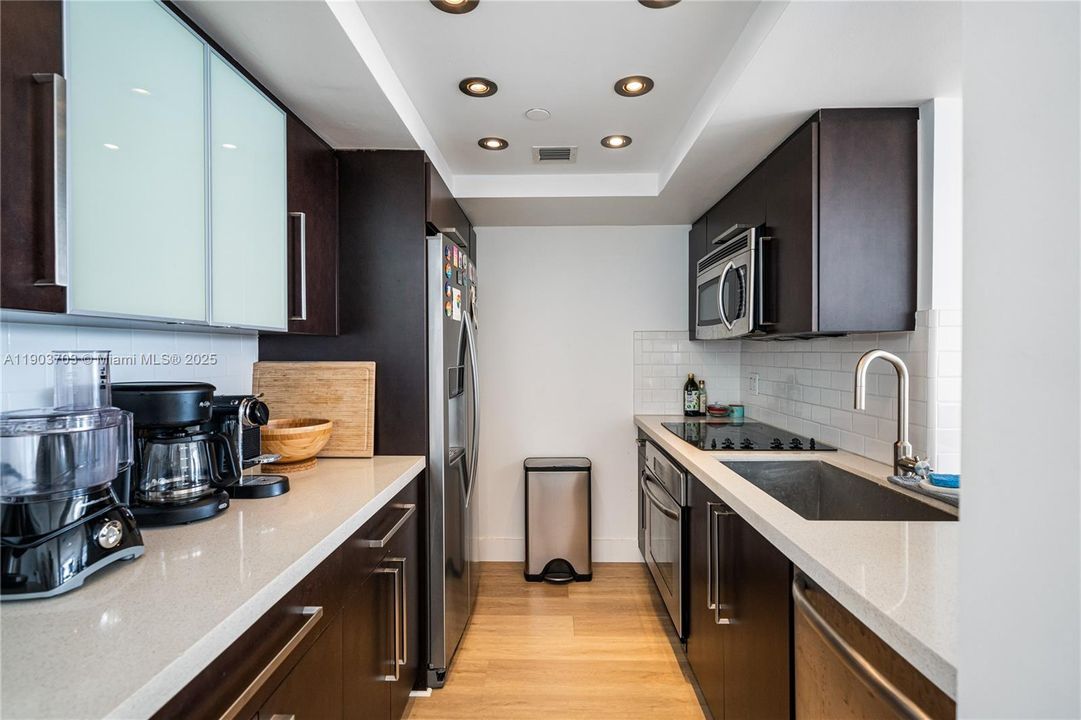 Recently Rented: $4,300 (1 beds, 1 baths, 852 Square Feet)