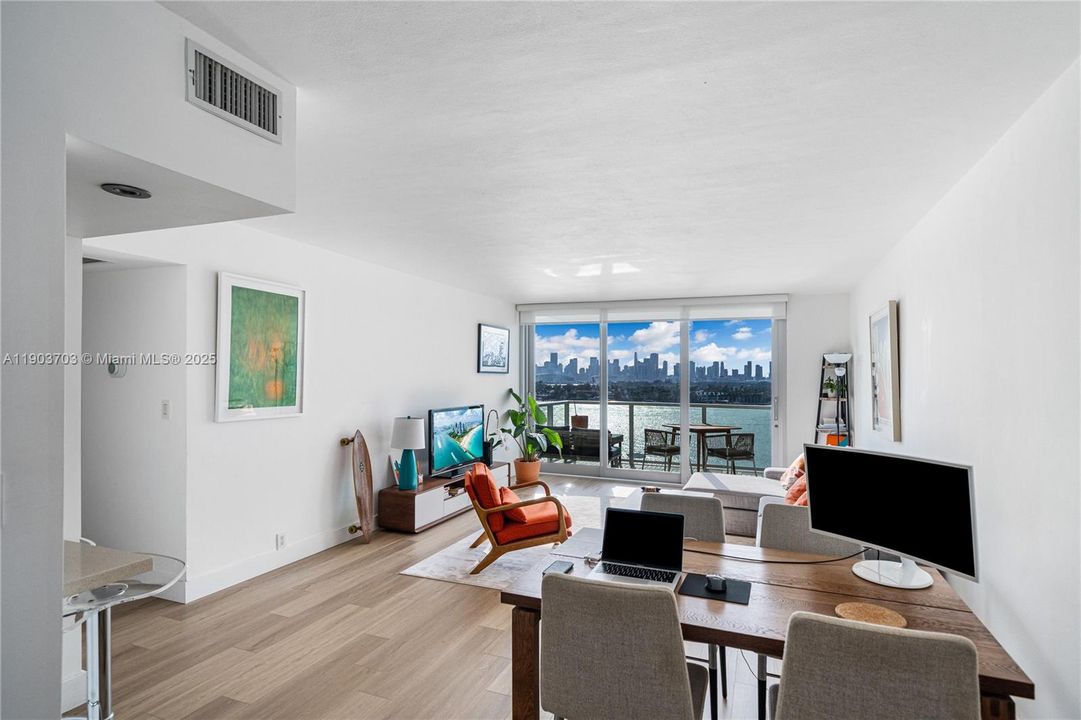 Recently Rented: $4,300 (1 beds, 1 baths, 852 Square Feet)