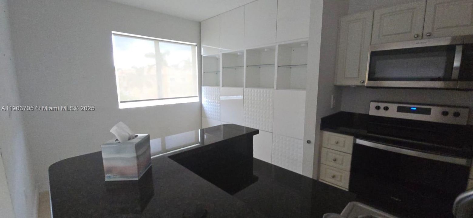 合同活跃: $1,650 (1 贝兹, 1 浴室, 746 平方英尺)