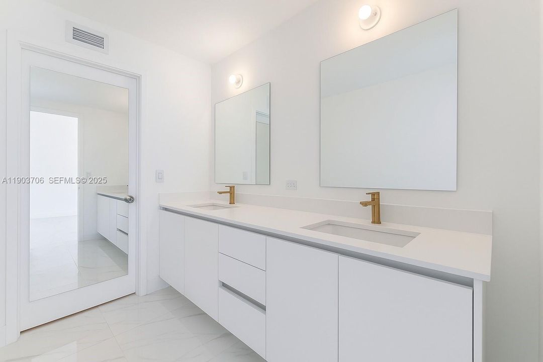 mirrors are virtually staged