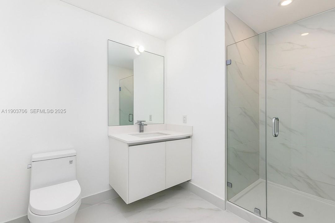 Mirror and shower door still to be installed (virtual)