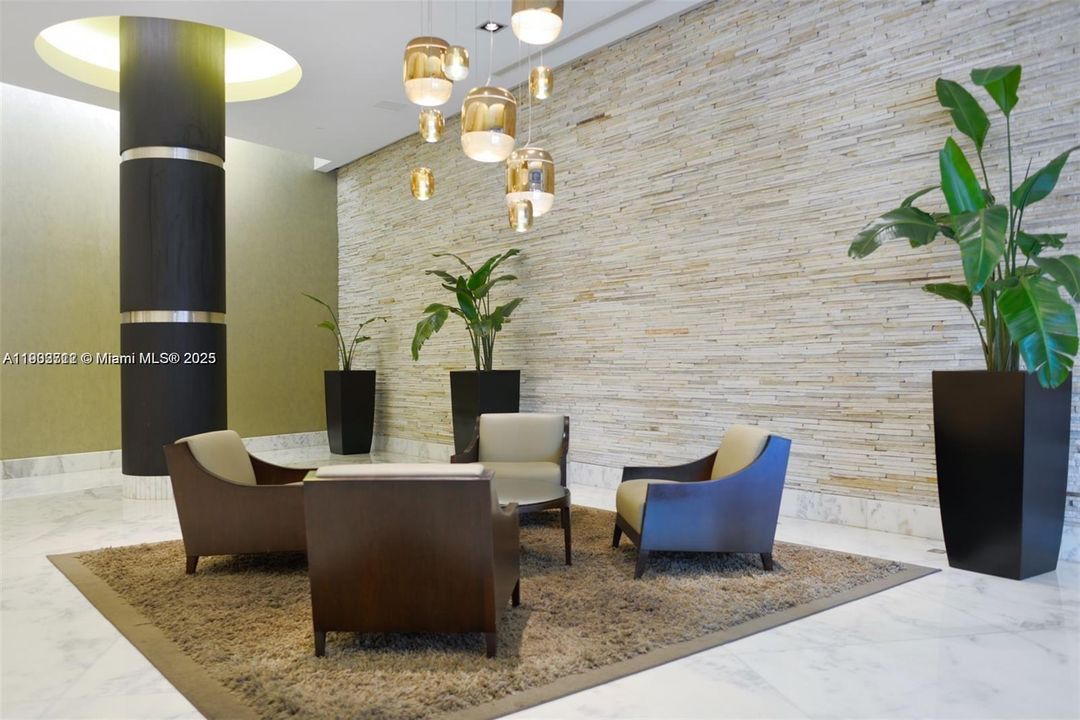 Active With Contract: $2,600 (1 beds, 1 baths, 814 Square Feet)