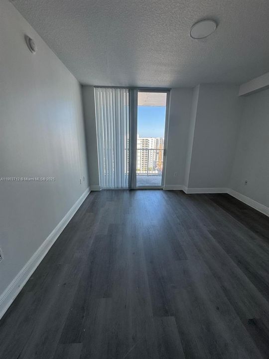Active With Contract: $2,600 (1 beds, 1 baths, 814 Square Feet)