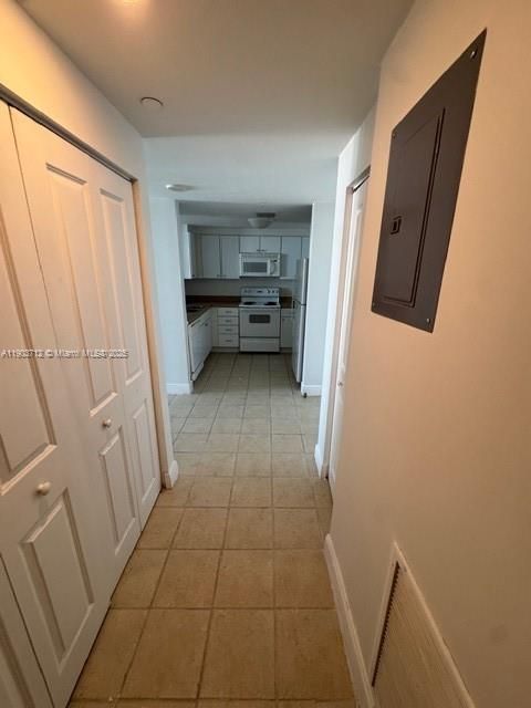 Active With Contract: $2,600 (1 beds, 1 baths, 814 Square Feet)