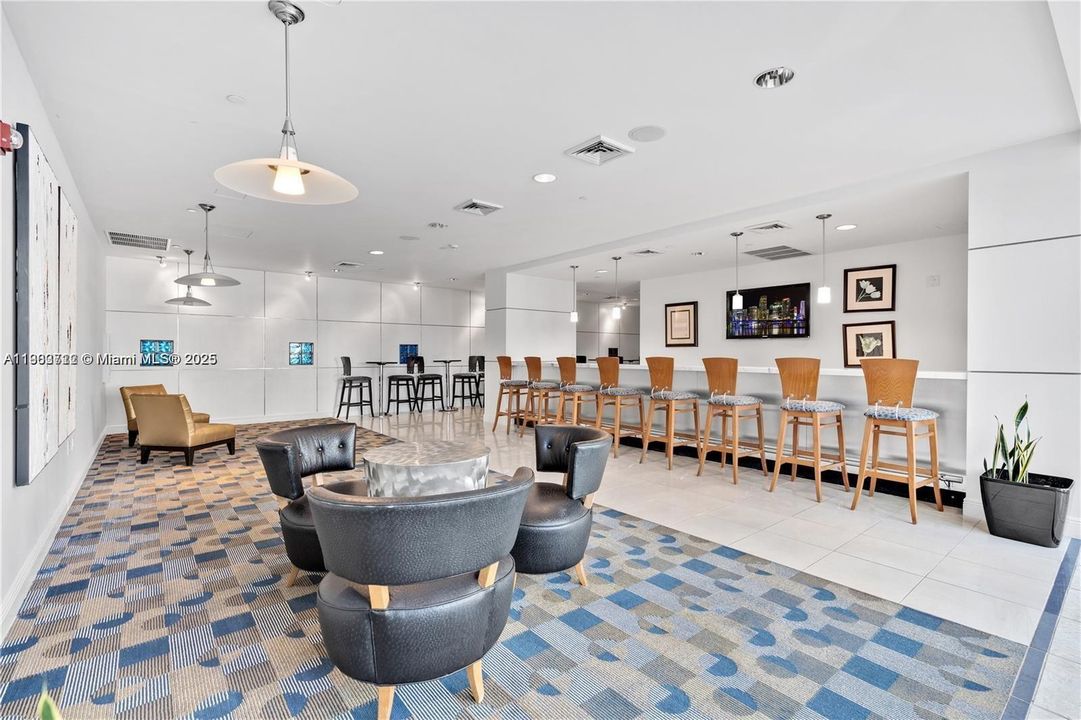 Active With Contract: $2,600 (1 beds, 1 baths, 814 Square Feet)