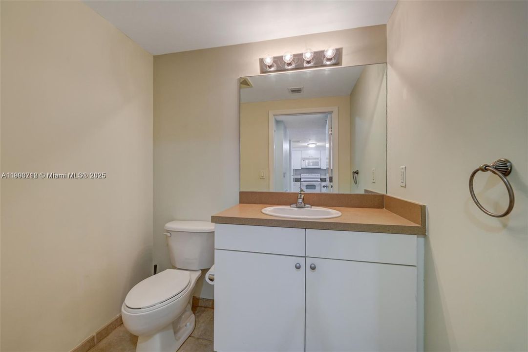Active With Contract: $2,600 (1 beds, 1 baths, 814 Square Feet)