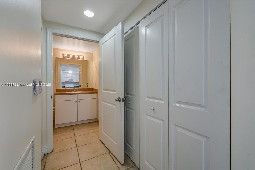 Active With Contract: $2,600 (1 beds, 1 baths, 814 Square Feet)