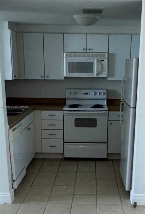 Active With Contract: $2,600 (1 beds, 1 baths, 814 Square Feet)