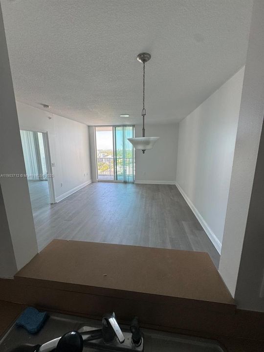 Active With Contract: $2,600 (1 beds, 1 baths, 814 Square Feet)