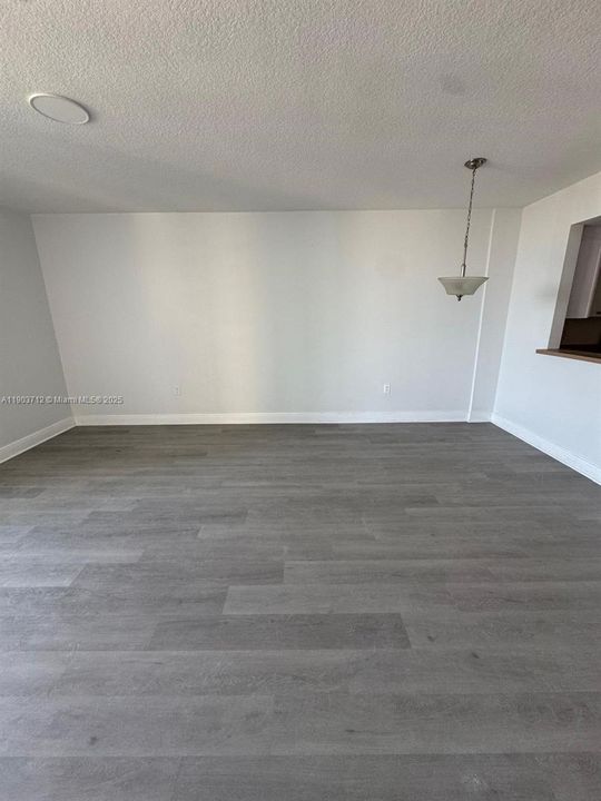 Active With Contract: $2,600 (1 beds, 1 baths, 814 Square Feet)