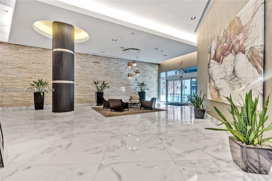 Active With Contract: $2,600 (1 beds, 1 baths, 814 Square Feet)