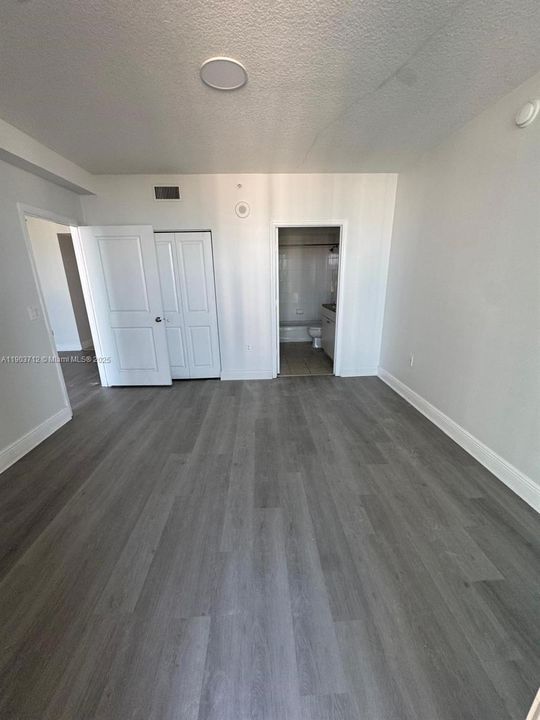 Active With Contract: $2,600 (1 beds, 1 baths, 814 Square Feet)