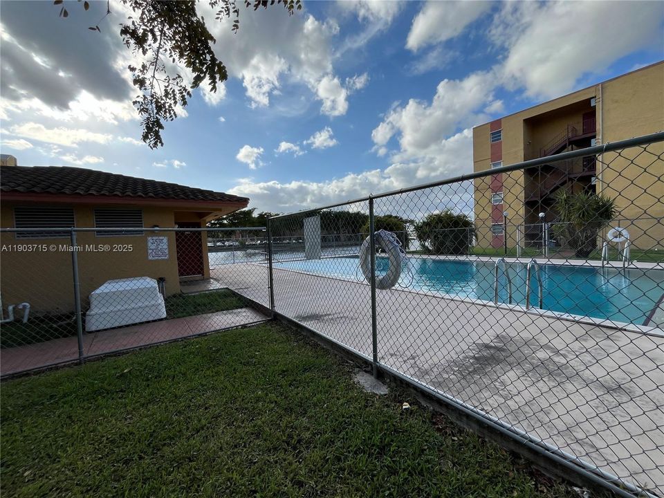 出租: $2,000 (2 贝兹, 2 浴室, 793 平方英尺)