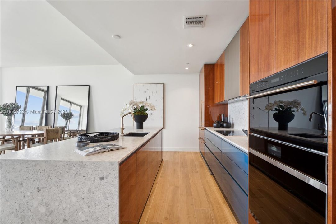 出租: $18,000 (3 贝兹, 3 浴室, 1696 平方英尺)