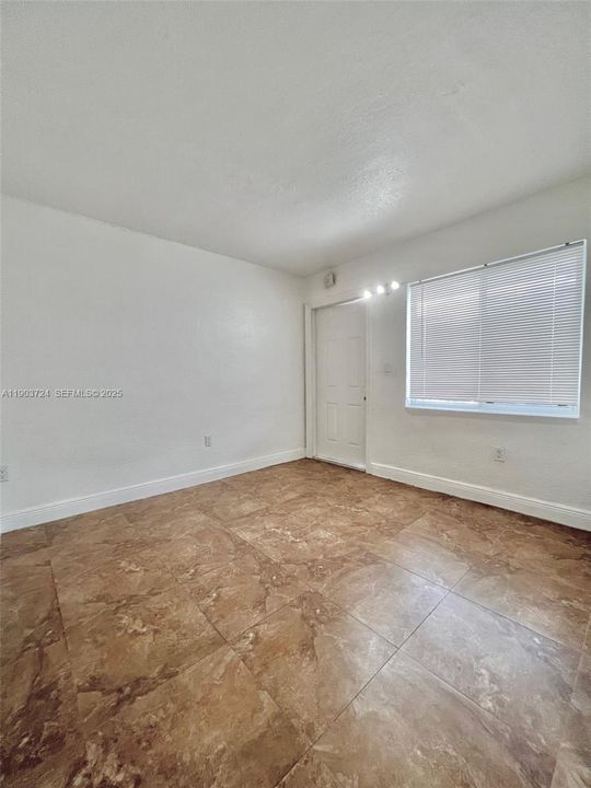 For Rent: $1,600 (1 beds, 1 baths, 700 Square Feet)