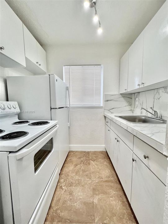 For Rent: $1,600 (1 beds, 1 baths, 700 Square Feet)