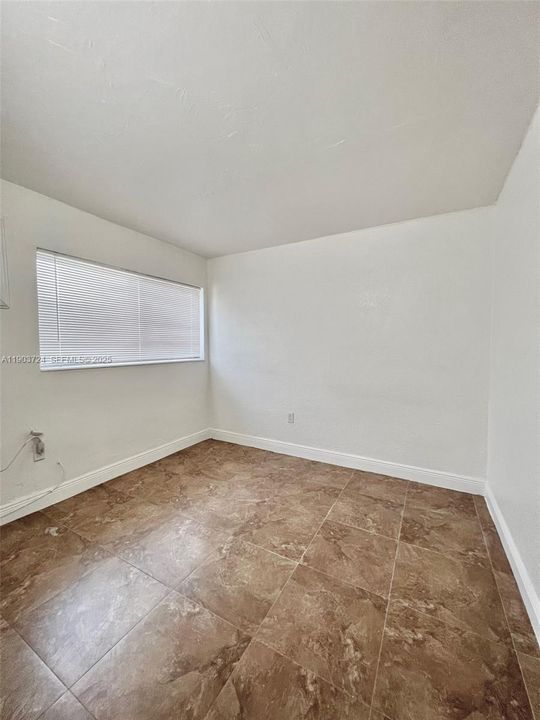 For Rent: $1,600 (1 beds, 1 baths, 700 Square Feet)