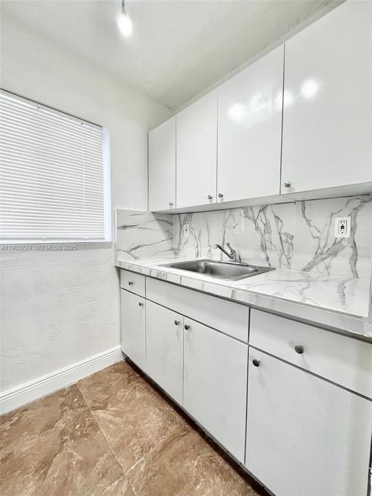 For Rent: $1,600 (1 beds, 1 baths, 700 Square Feet)