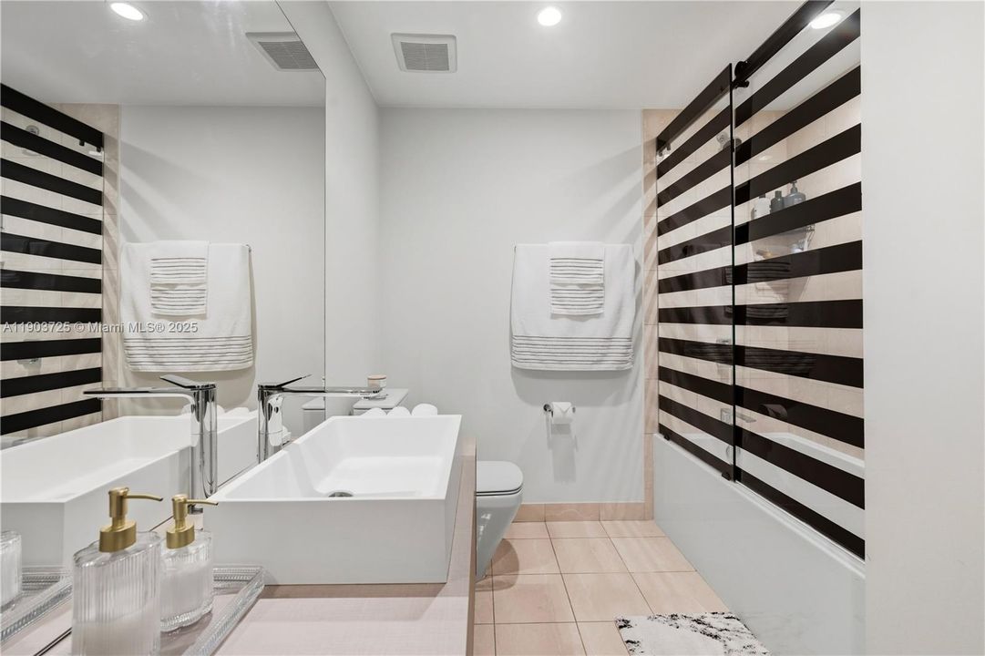 For Rent: $6,450 (1 beds, 2 baths, 1022 Square Feet)