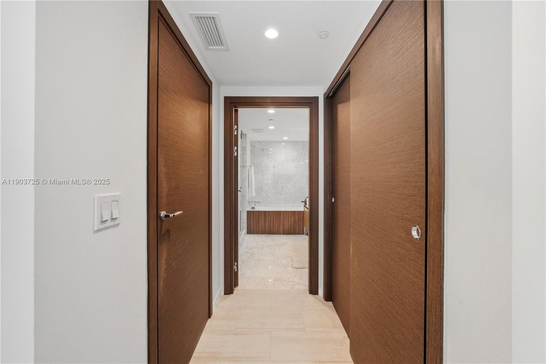 For Rent: $6,450 (1 beds, 2 baths, 1022 Square Feet)