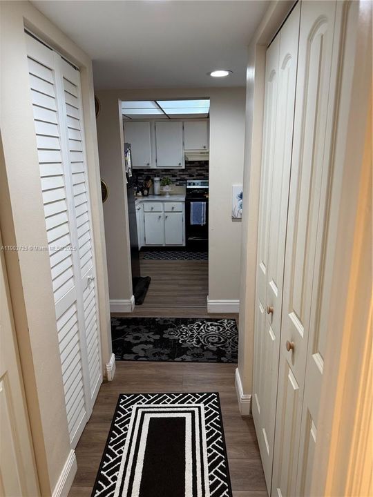 For Sale: $125,000 (1 beds, 1 baths, 721 Square Feet)