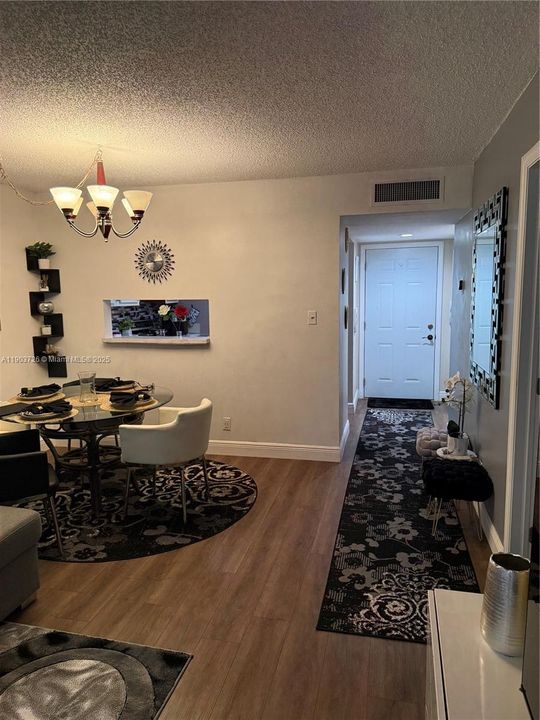 For Sale: $125,000 (1 beds, 1 baths, 721 Square Feet)