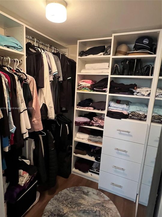 For Sale: $125,000 (1 beds, 1 baths, 721 Square Feet)