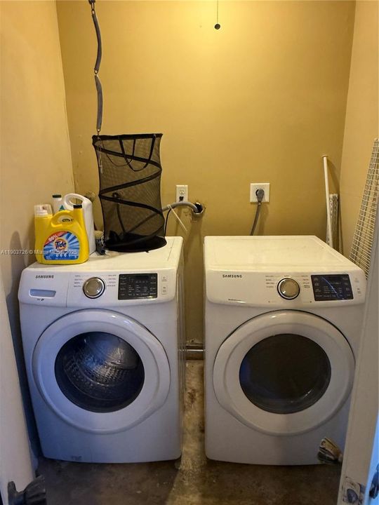 For Sale: $125,000 (1 beds, 1 baths, 721 Square Feet)