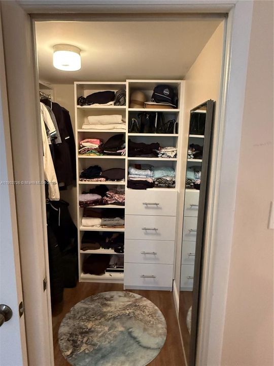 For Sale: $125,000 (1 beds, 1 baths, 721 Square Feet)