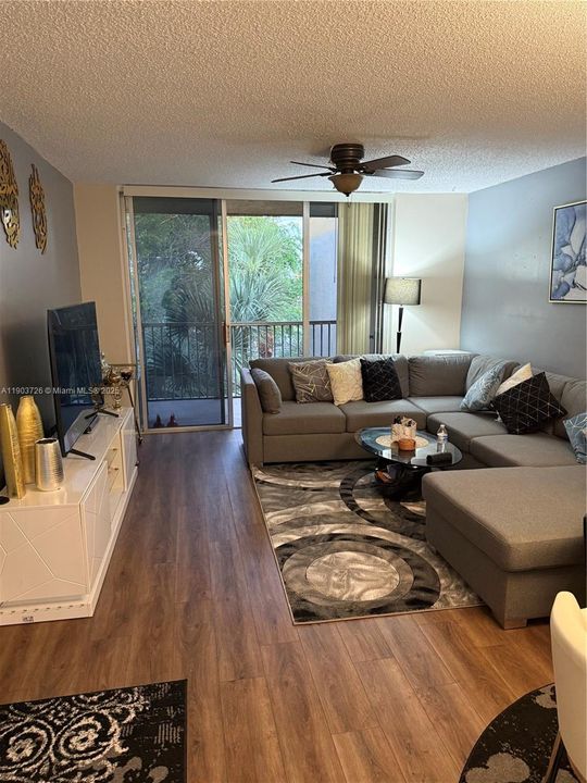 For Sale: $125,000 (1 beds, 1 baths, 721 Square Feet)