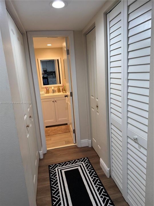 For Sale: $125,000 (1 beds, 1 baths, 721 Square Feet)