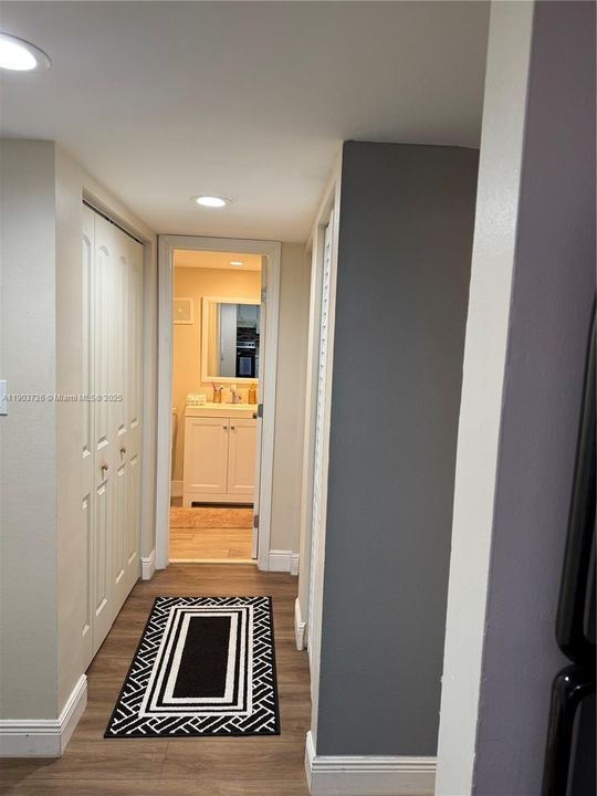 For Sale: $125,000 (1 beds, 1 baths, 721 Square Feet)