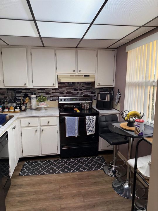 For Sale: $125,000 (1 beds, 1 baths, 721 Square Feet)