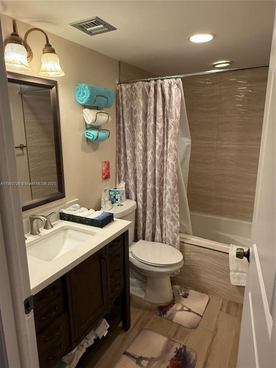 For Sale: $125,000 (1 beds, 1 baths, 721 Square Feet)