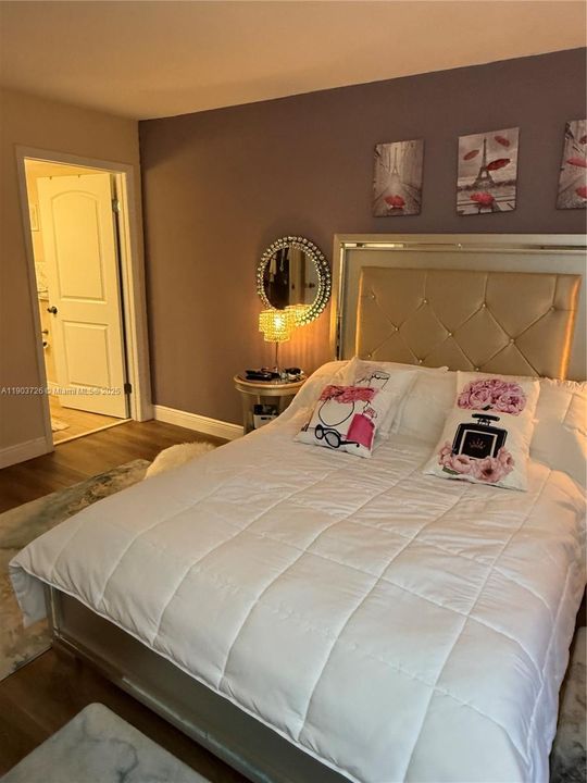 For Sale: $125,000 (1 beds, 1 baths, 721 Square Feet)