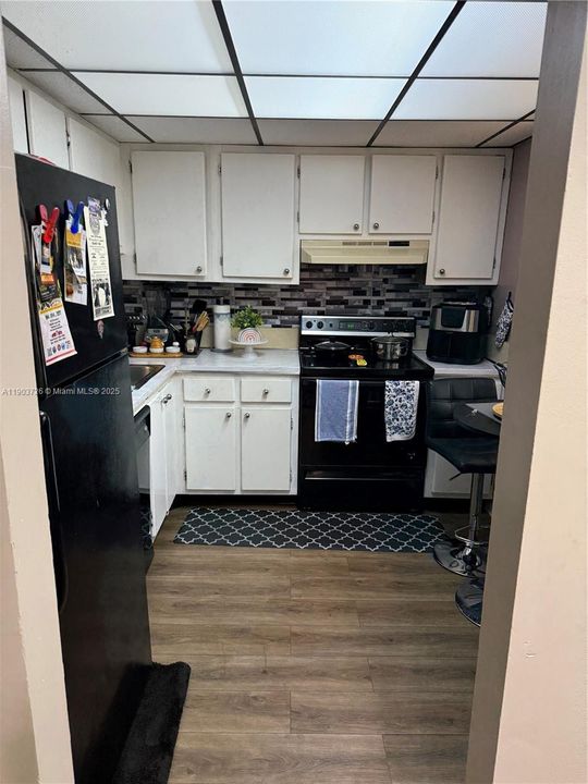 For Sale: $125,000 (1 beds, 1 baths, 721 Square Feet)