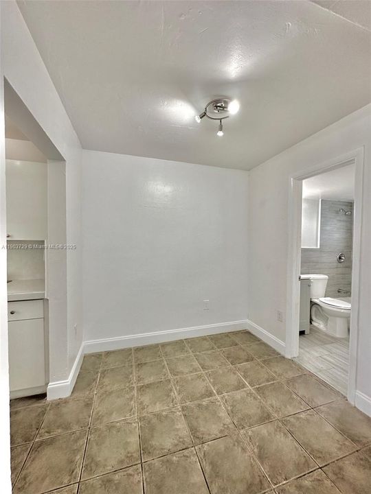 Recently Rented: $1,700 (1 beds, 1 baths, 650 Square Feet)