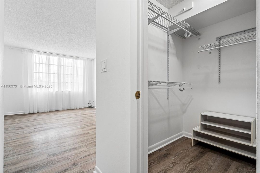 For Sale: $125,000 (1 beds, 1 baths, 800 Square Feet)