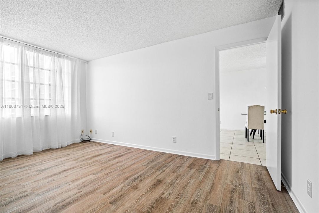 For Sale: $125,000 (1 beds, 1 baths, 800 Square Feet)