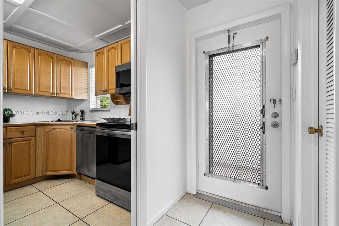 For Sale: $125,000 (1 beds, 1 baths, 800 Square Feet)