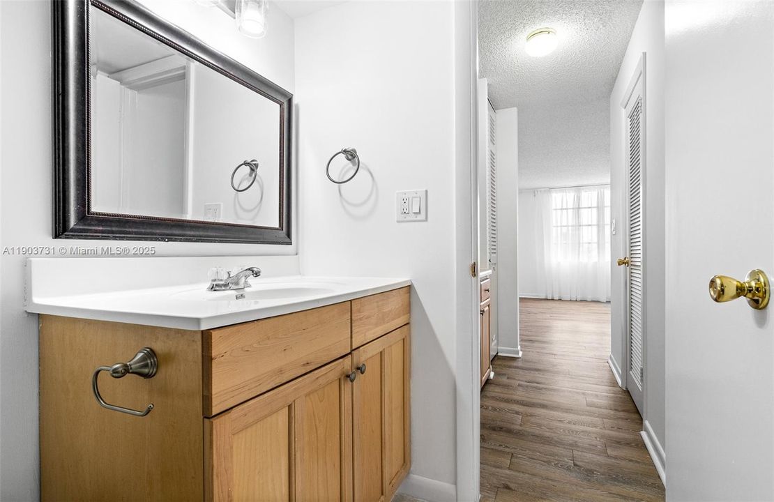 For Sale: $125,000 (1 beds, 1 baths, 800 Square Feet)