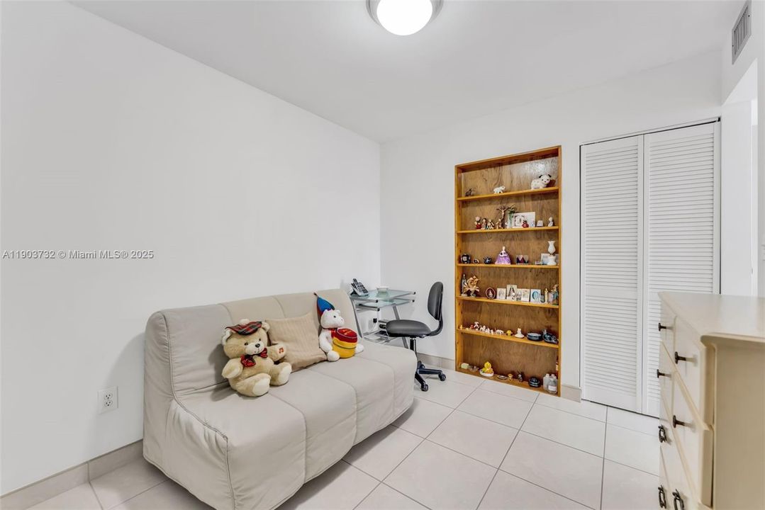 待售: $308,000 (2 贝兹, 1 浴室, 700 平方英尺)