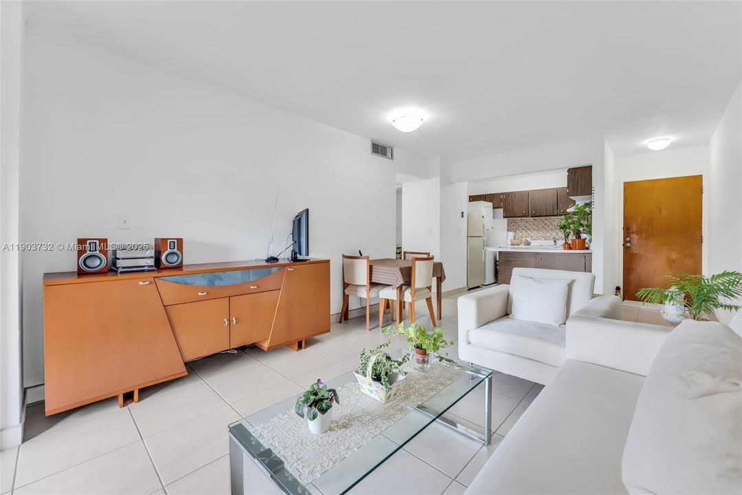 待售: $308,000 (2 贝兹, 1 浴室, 700 平方英尺)