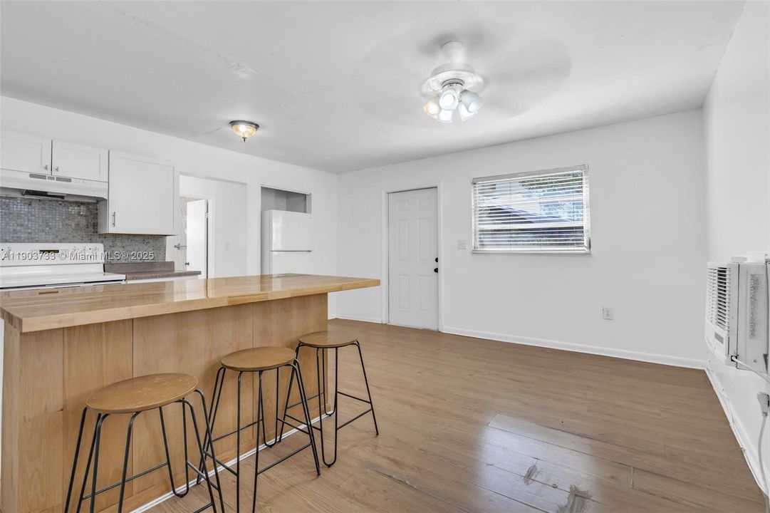 For Rent: $2,450 (2 beds, 1 baths, 2599 Square Feet)