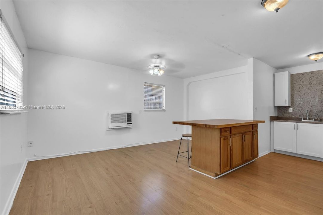 For Rent: $2,450 (2 beds, 1 baths, 2599 Square Feet)