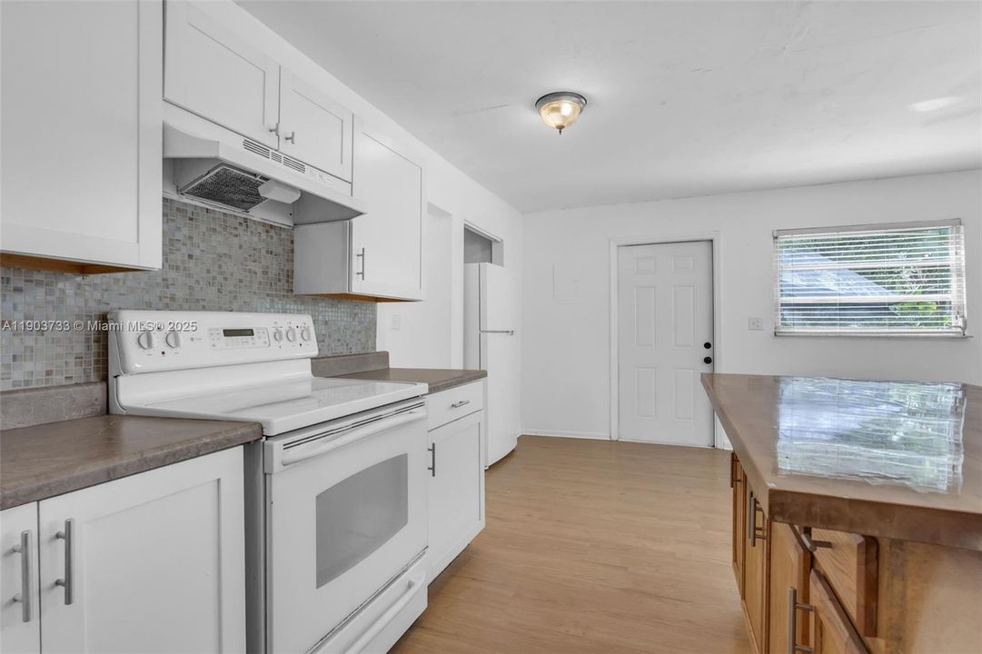 For Rent: $2,450 (2 beds, 1 baths, 2599 Square Feet)