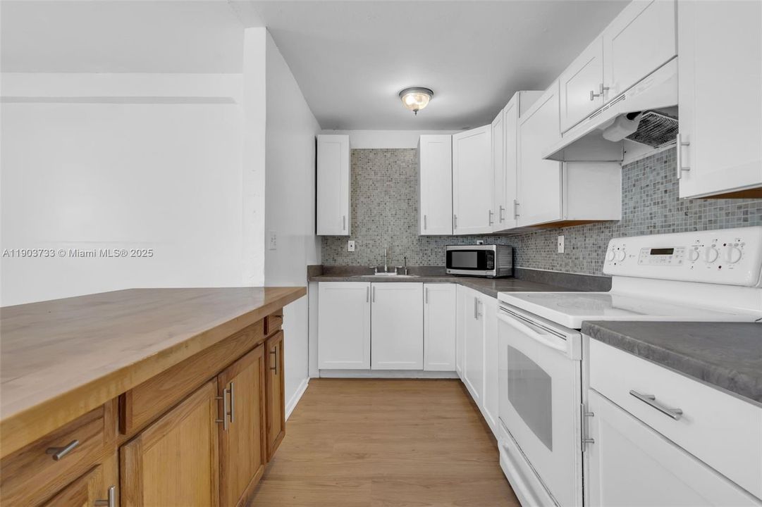 For Rent: $2,450 (2 beds, 1 baths, 2599 Square Feet)