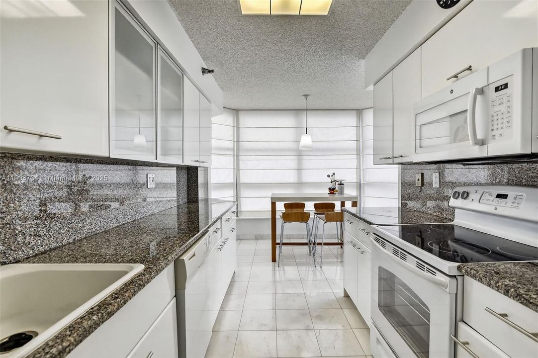 For Rent: $2,800 (2 beds, 2 baths, 1361 Square Feet)